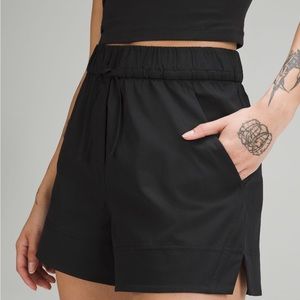 Chinchable Waist High Rise Woven Short 3.5”